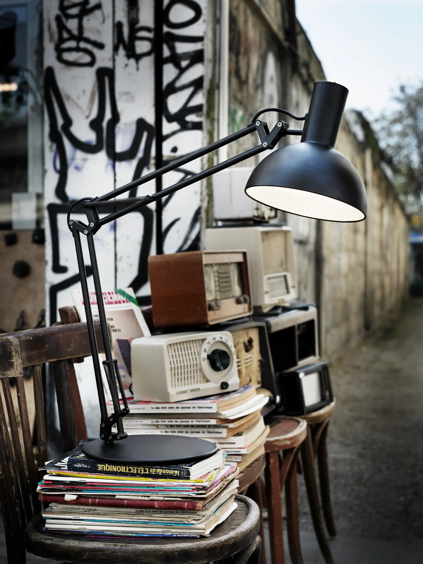 BLACK ANGLULAR DESK LAMP